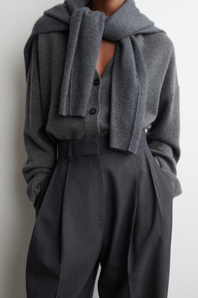 COS プリーツ入り ウールブレンドバレルレッグパンツ