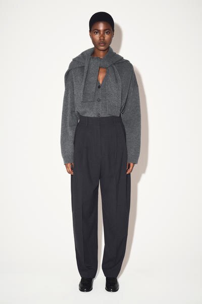 COS プリーツ入り ウールブレンドバレルレッグパンツ