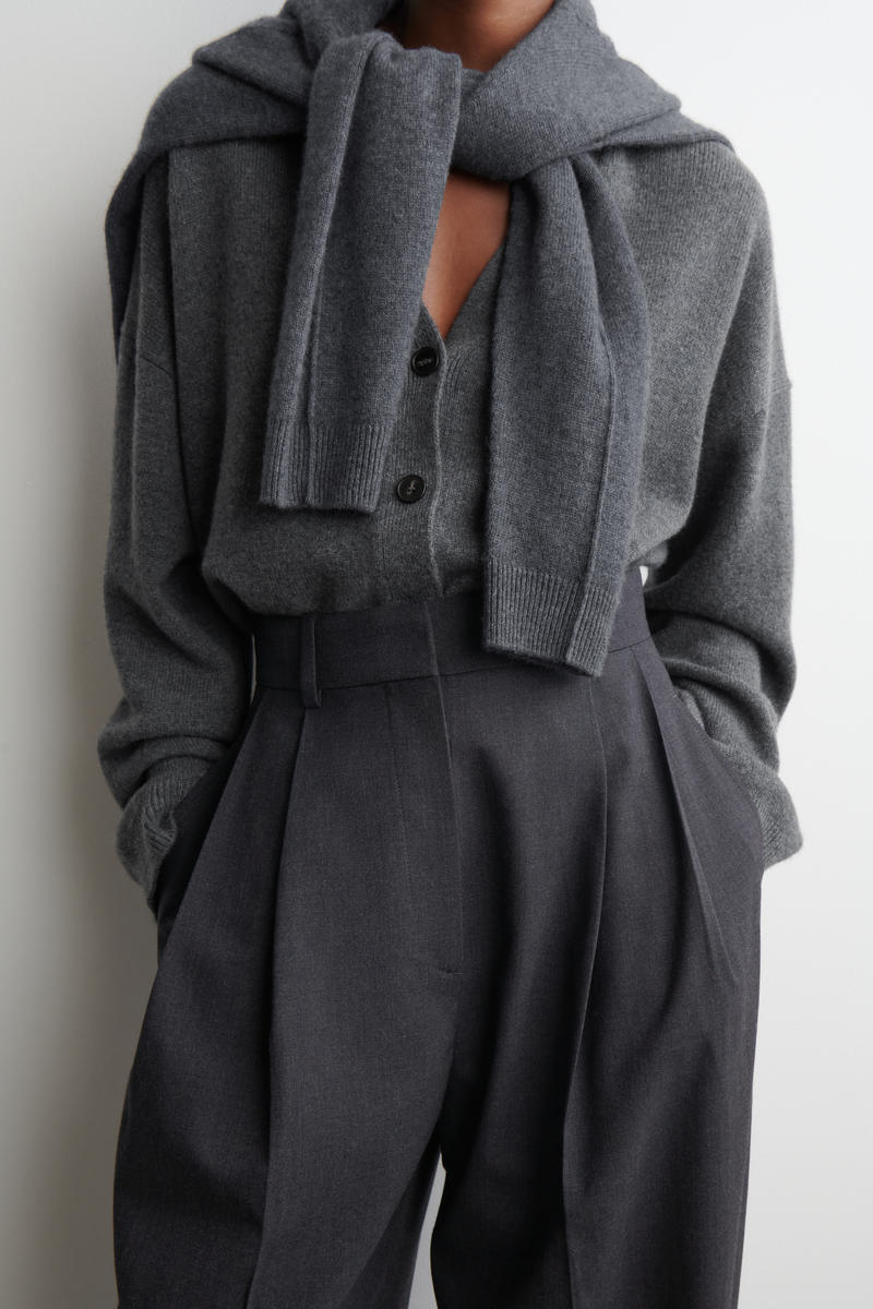 COS プリーツ入り ウールブレンドバレルレッグパンツ