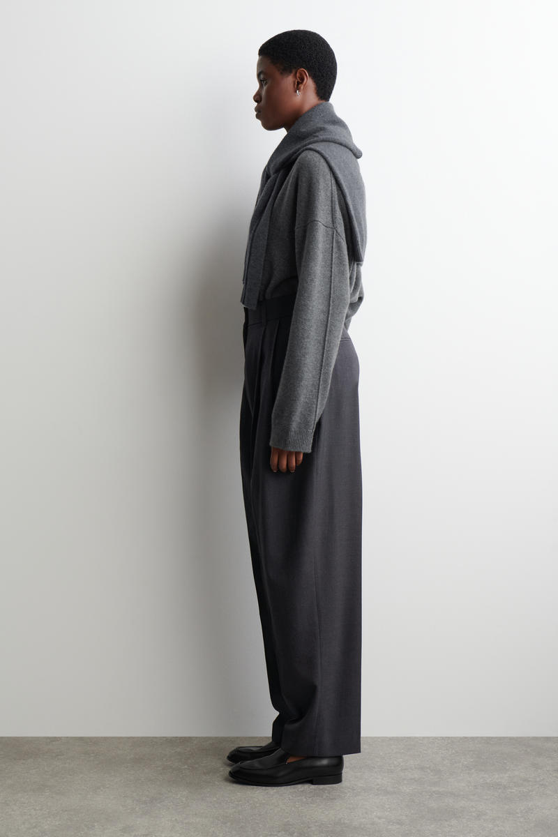 COS プリーツ入り ウールブレンドバレルレッグパンツ