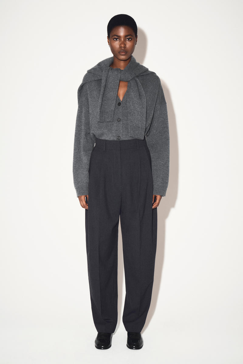 COS プリーツ入り ウールブレンドバレルレッグパンツ