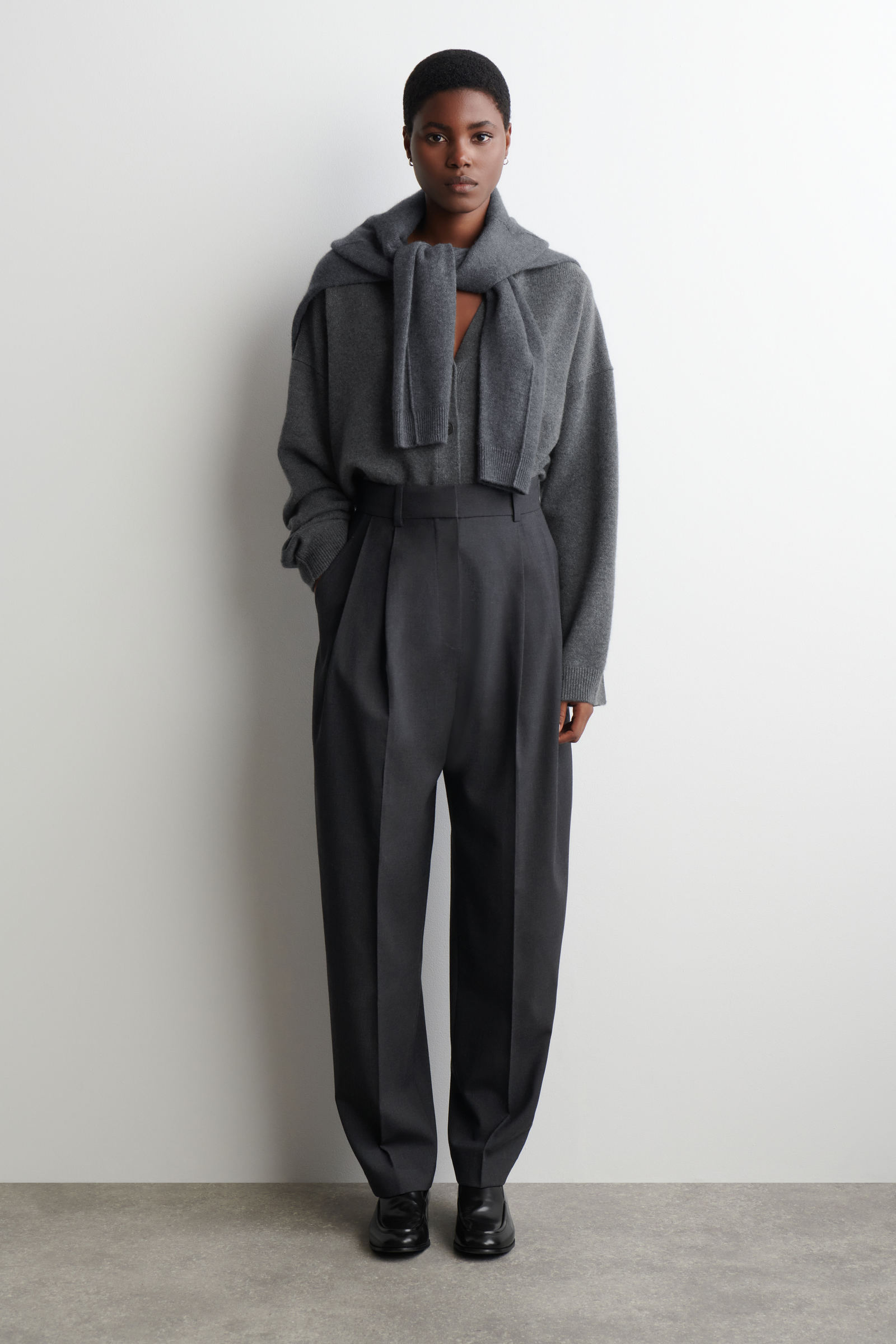 PLEATED WOOL-BLEND BARREL-LEG TROUSERS プリーツ入り ウールブレンド