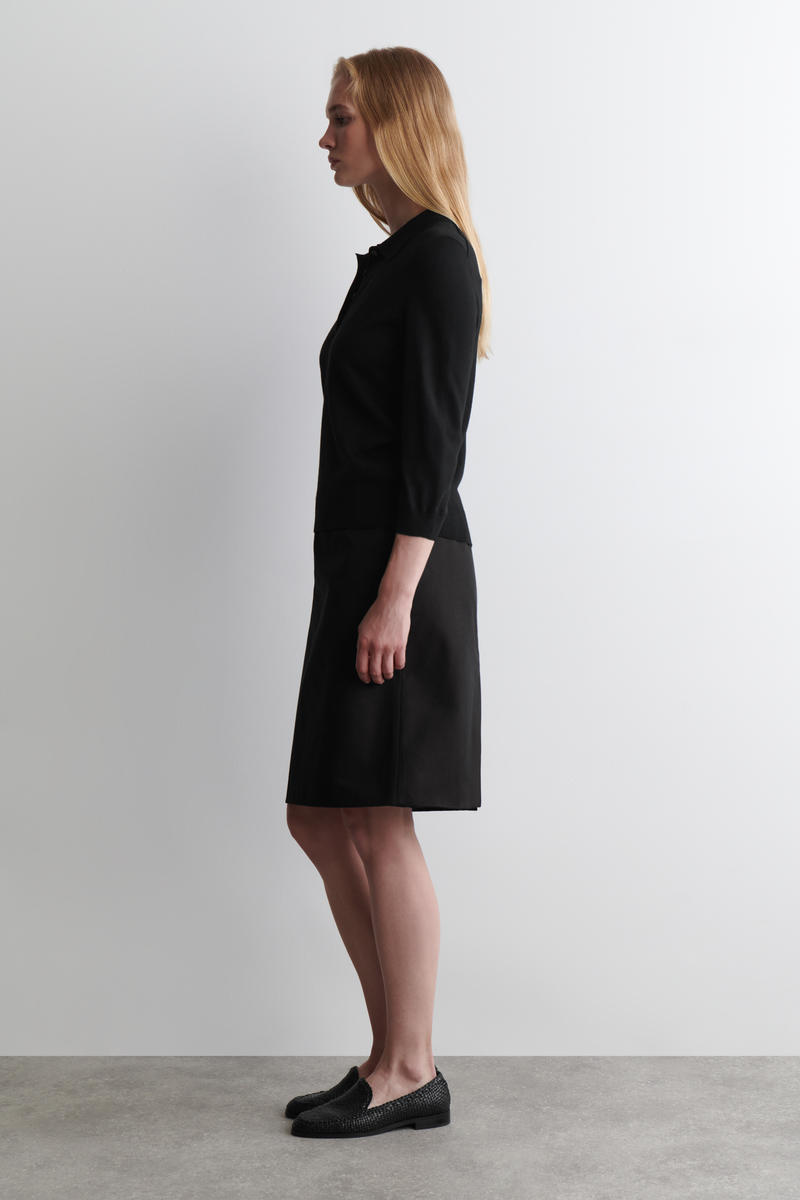 COS ブラック ニットポロ KNITTED POLO SHIRT ニットポロシャツ ブラック｜COS コス 公式