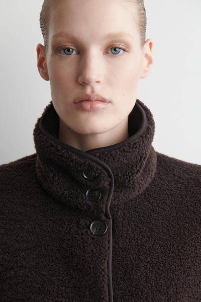 COS ファンネルネックテディージャケット