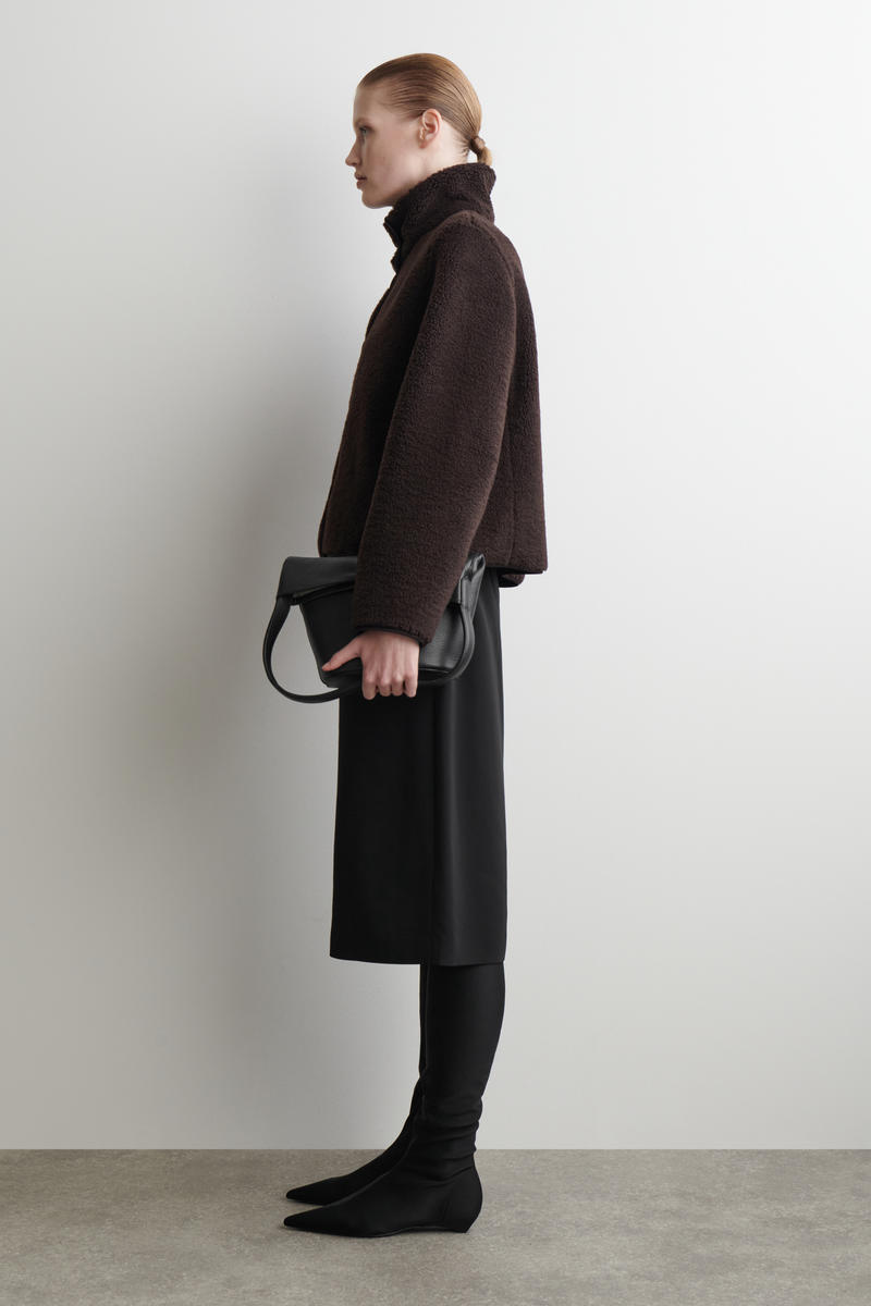 COS ファンネルネックテディージャケット