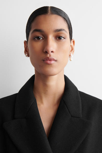 COS ミスマッチ レクタングル パールイヤリング