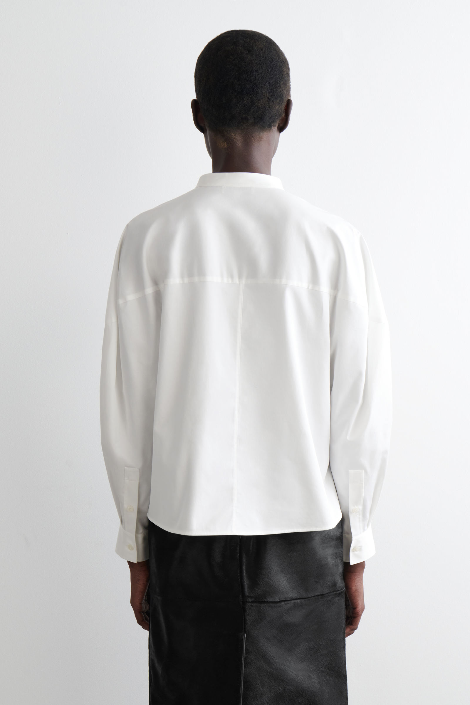 COLLARLESS COTTON SHIRT ノーカラーコットンシャツ ホワイト｜COS 