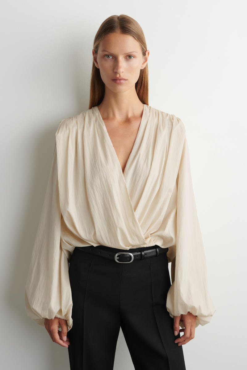 GATHERED WRAP-OVER BLOUSE ギャザードラップブラウス エクリュ｜COS 