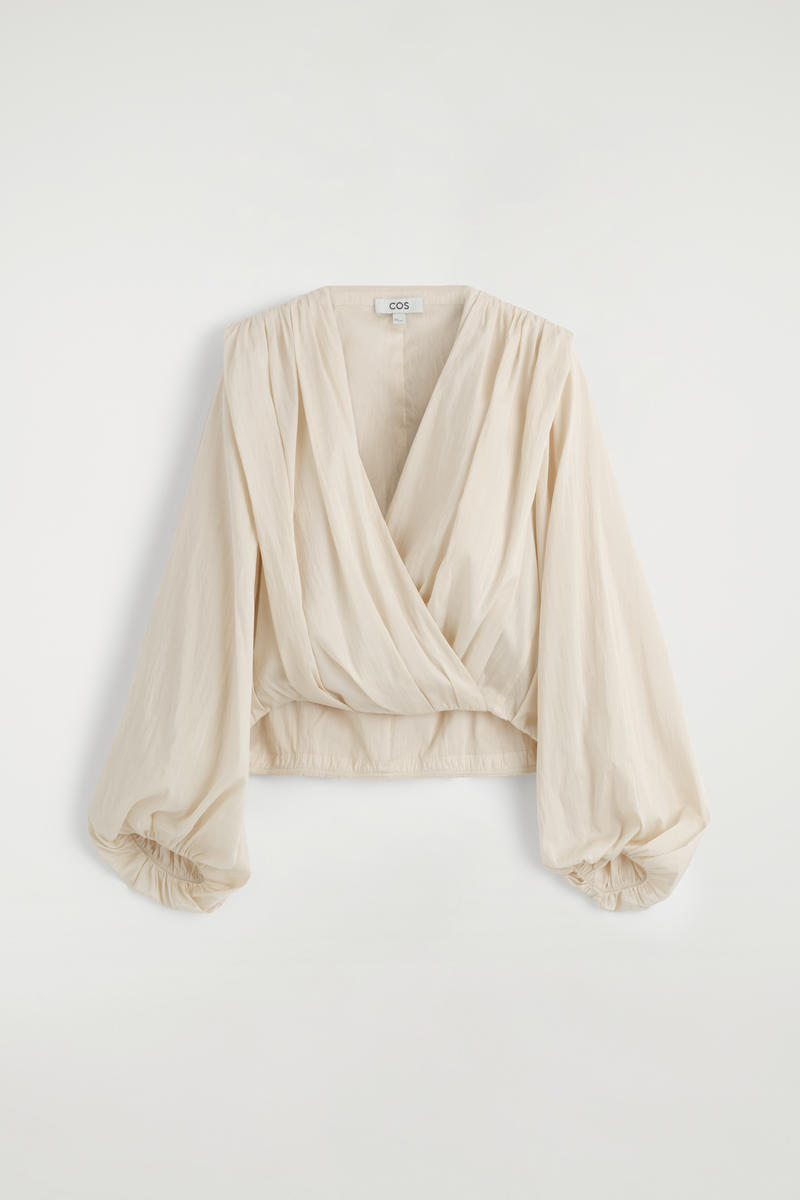 GATHERED WRAP-OVER BLOUSE ギャザードラップブラウス エクリュ｜COS 