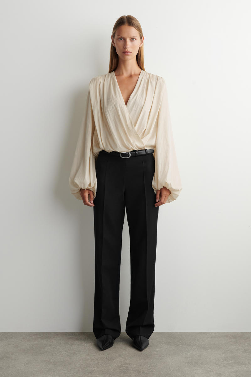 GATHERED WRAP-OVER BLOUSE ギャザードラップブラウス エクリュ｜COS