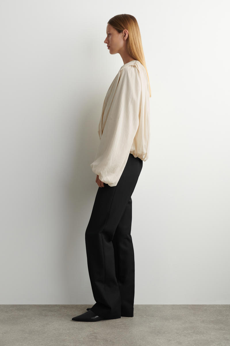 GATHERED WRAP-OVER BLOUSE ギャザードラップブラウス エクリュ｜COS 