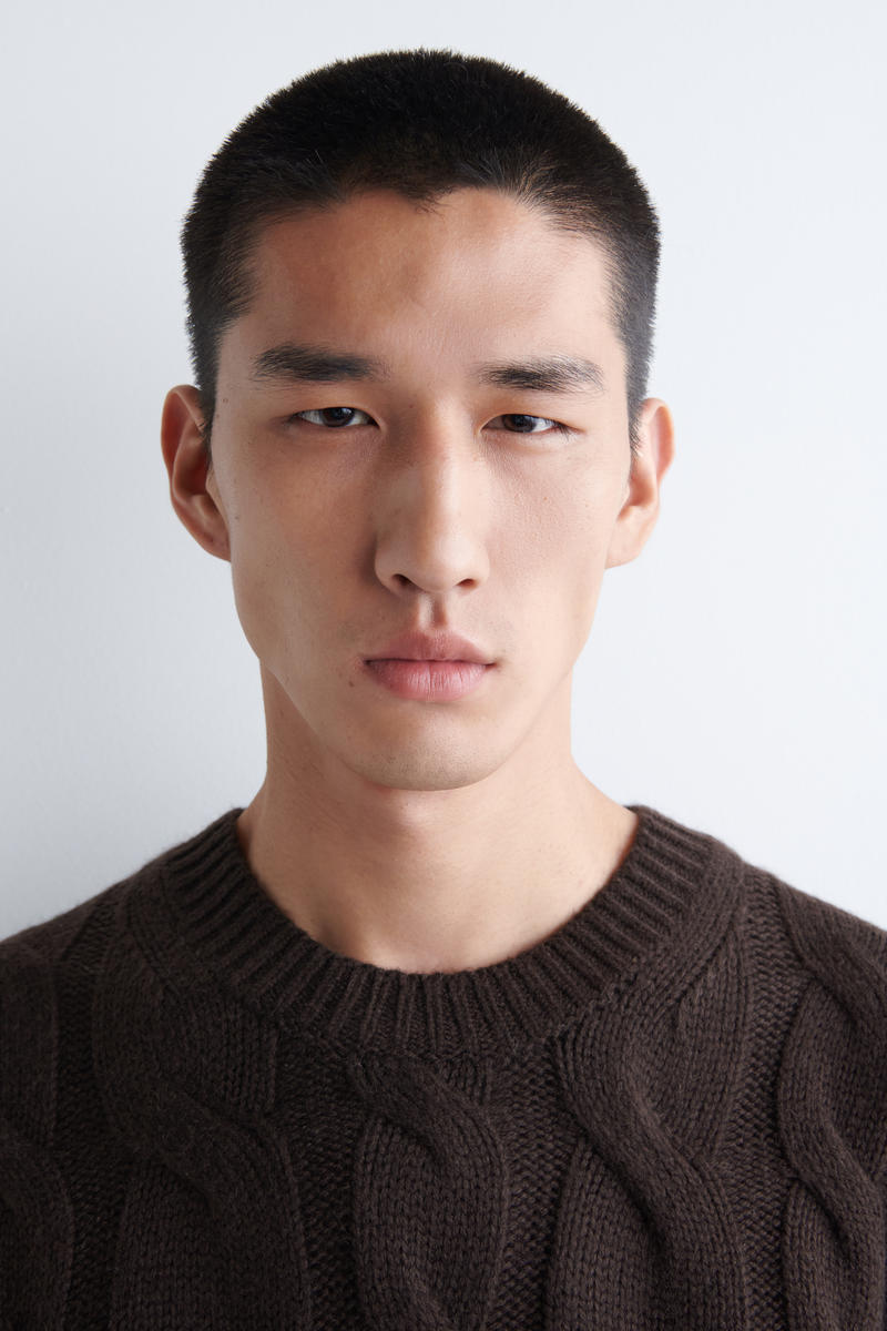 COS ケーブルニットウールクルーネックセーター