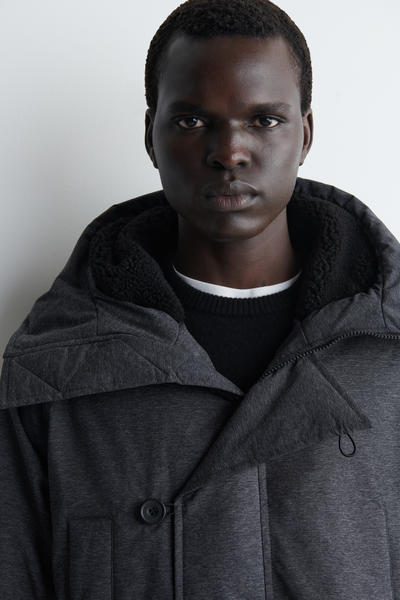 COS テクニカルナイロン素材のフードコート