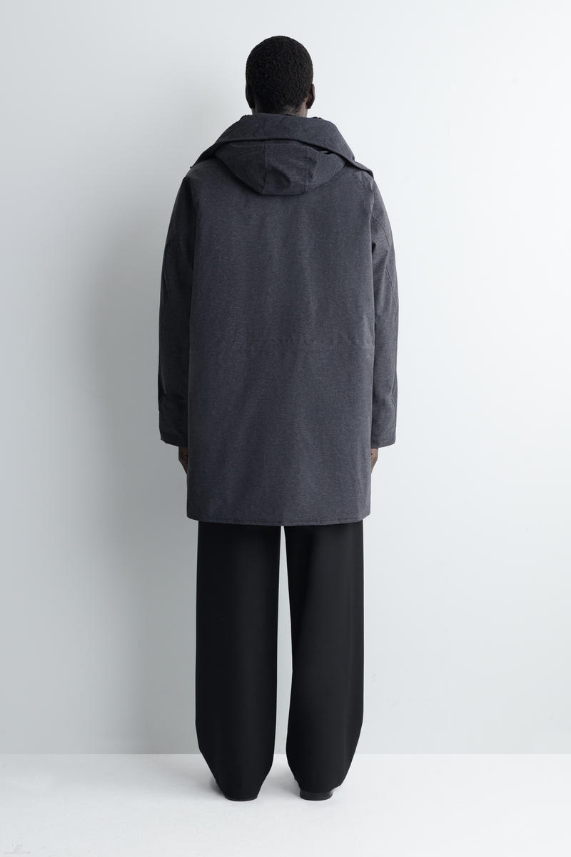 COS テクニカルナイロン素材のフードコート