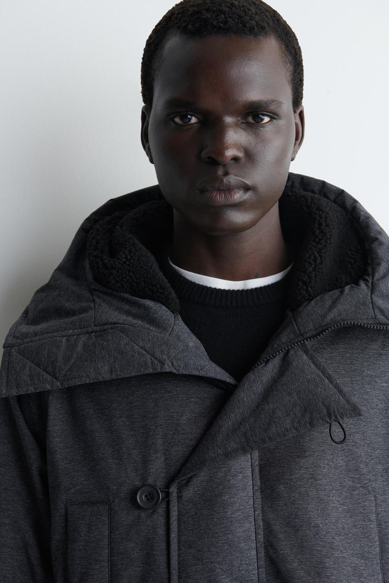 COS テクニカルナイロン素材のフードコート