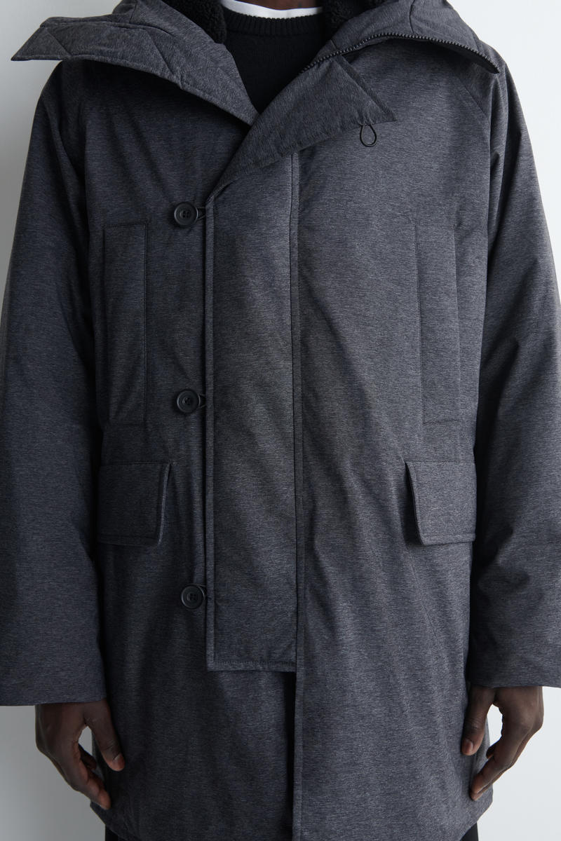 COS テクニカルナイロン素材のフードコート