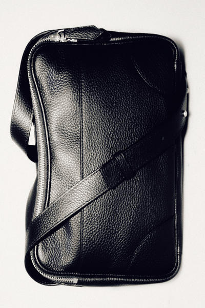 COS クラシッククロスボディバッグ - レザー 