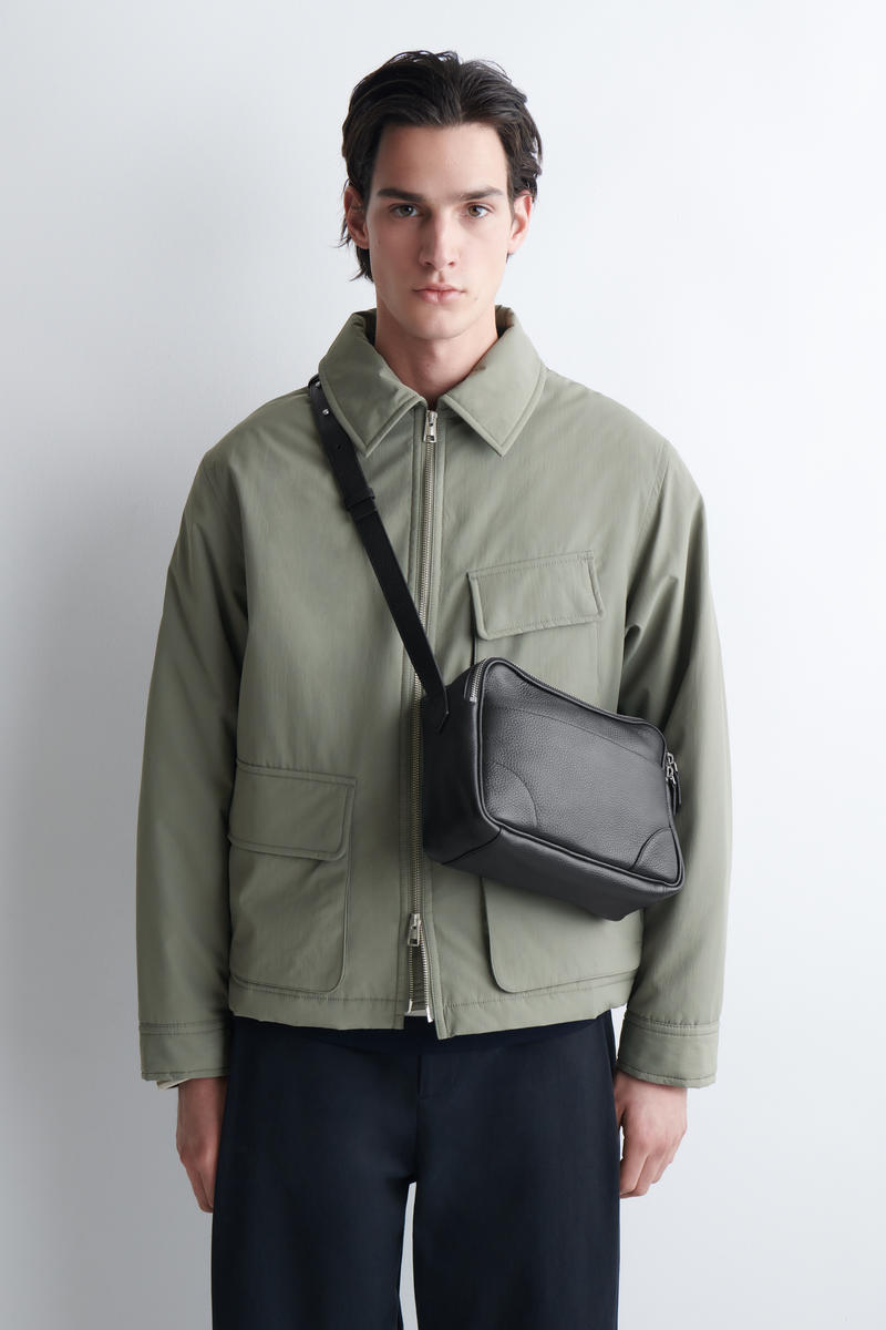 COS クラシッククロスボディバッグ - レザー 