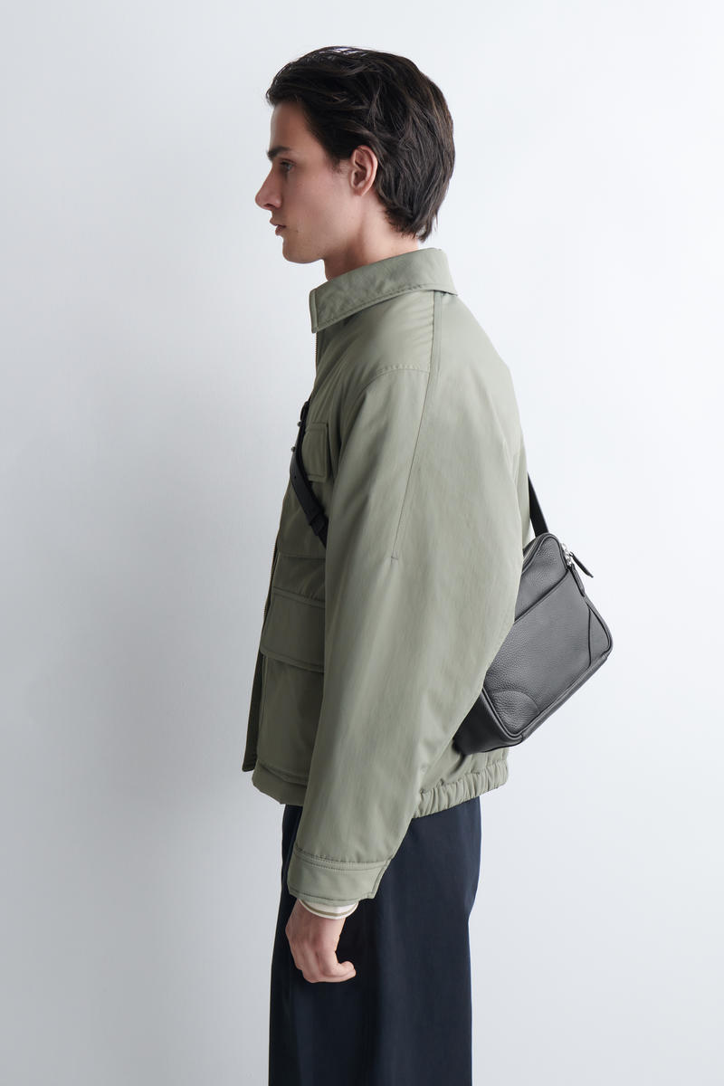 COS クラシッククロスボディバッグ - レザー 