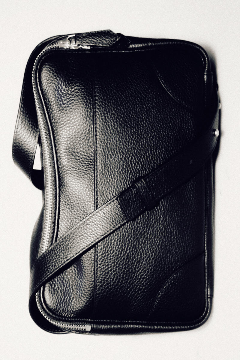 COS クラシッククロスボディバッグ - レザー 