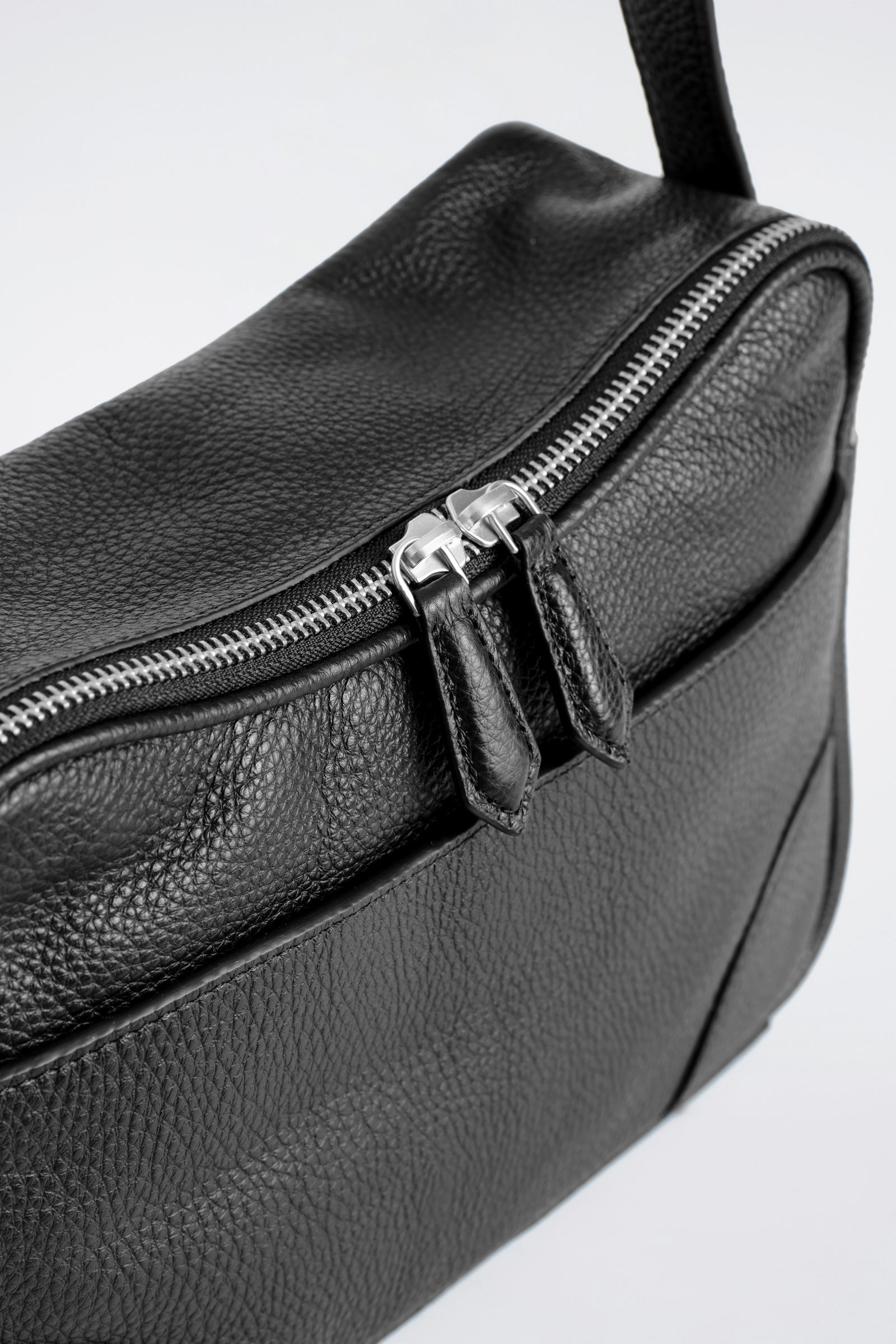 COS ブラック クロスボディバッグ　レザー CROSSBODY POCKET BAG - LEATHER クロスボディポケットバッグ - レザー
