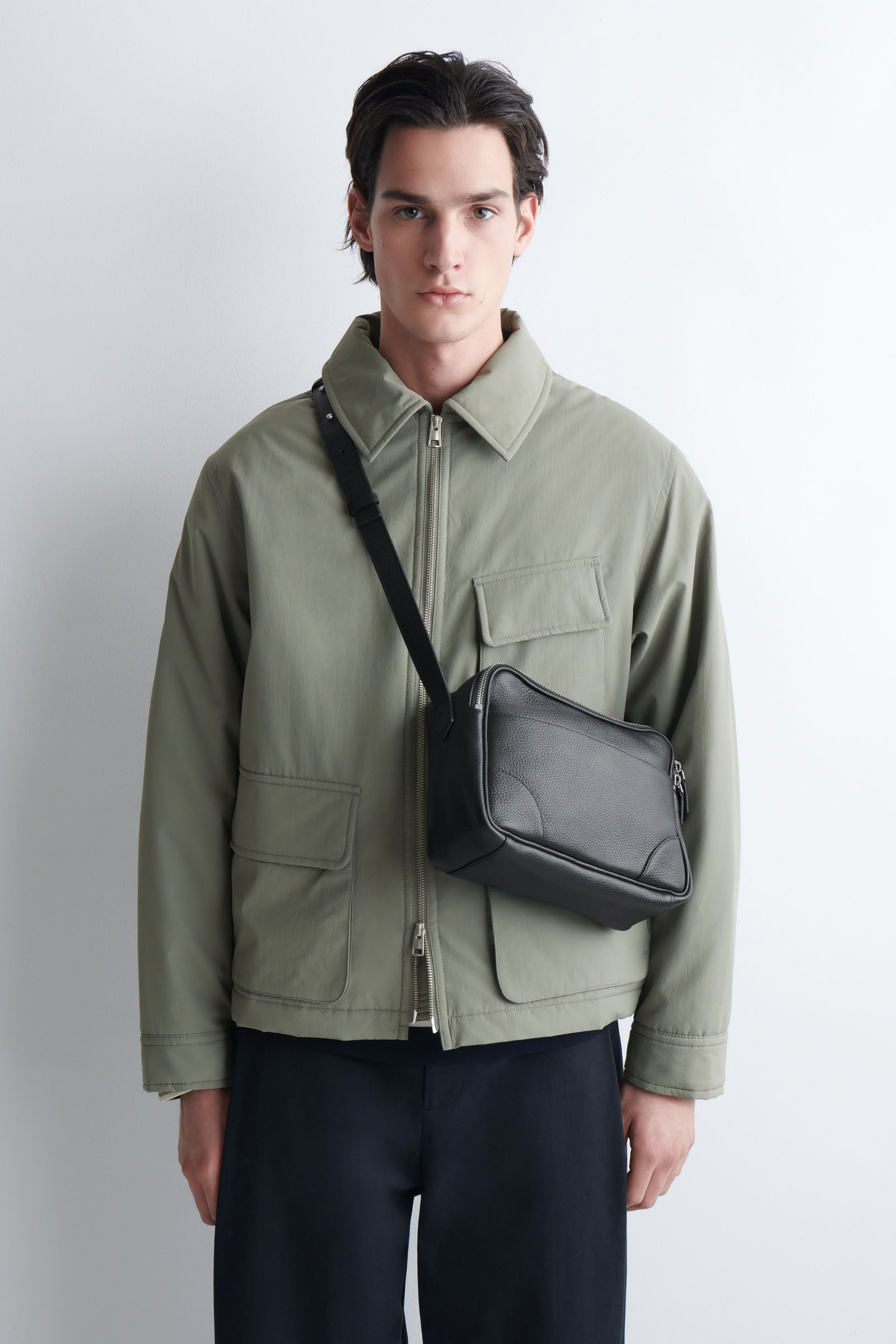 CLASSIC CROSSBODY BAG - LEATHER クラシッククロスボディバッグ