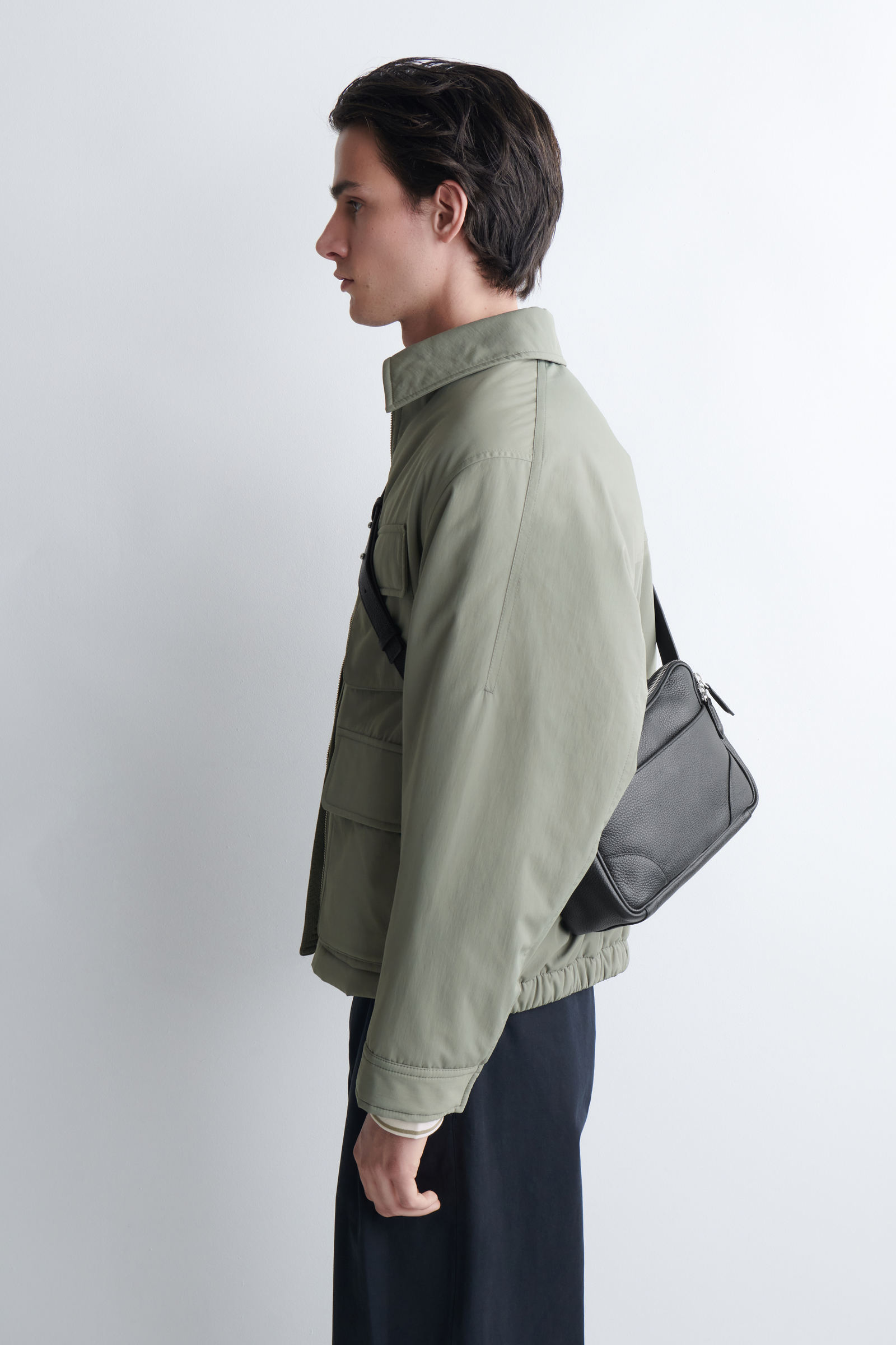 CLASSIC CROSSBODY BAG - LEATHER クラシッククロスボディバッグ