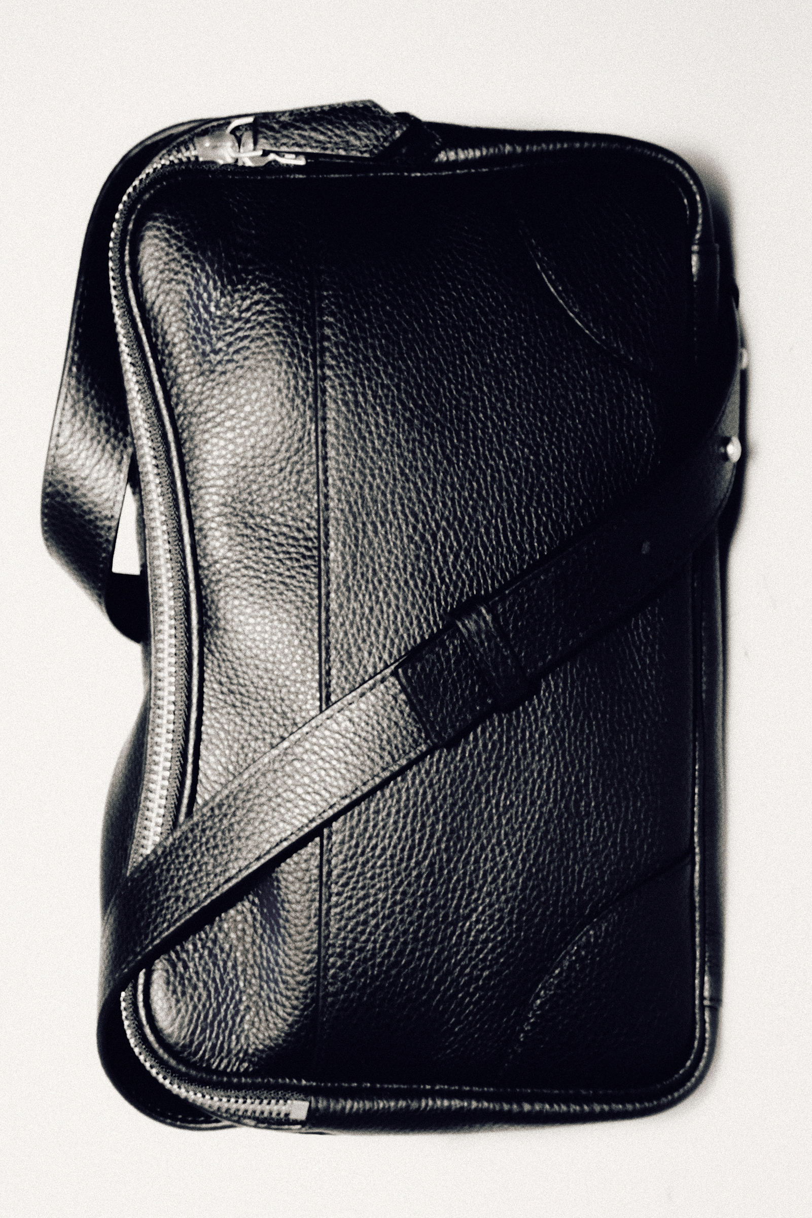 CLASSIC CROSSBODY BAG - LEATHER クラシッククロスボディバッグ
