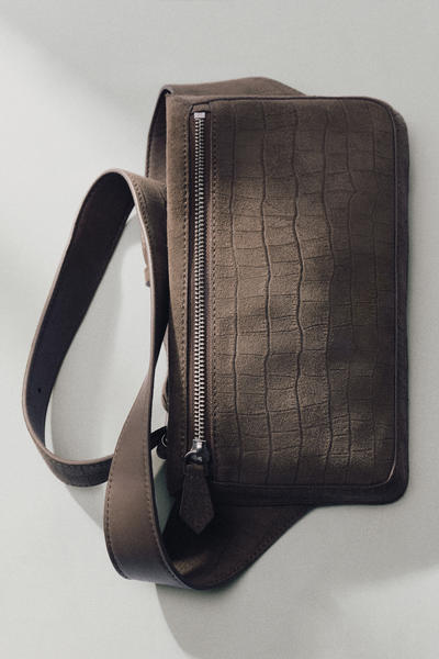 COS BRUNSWICK ベルトバッグ - クロコ調スエード