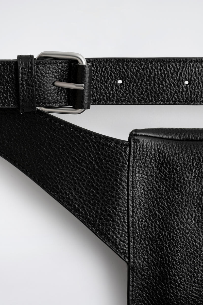 COS BRUNSWICK ベルトバッグ - クロコ調スエード