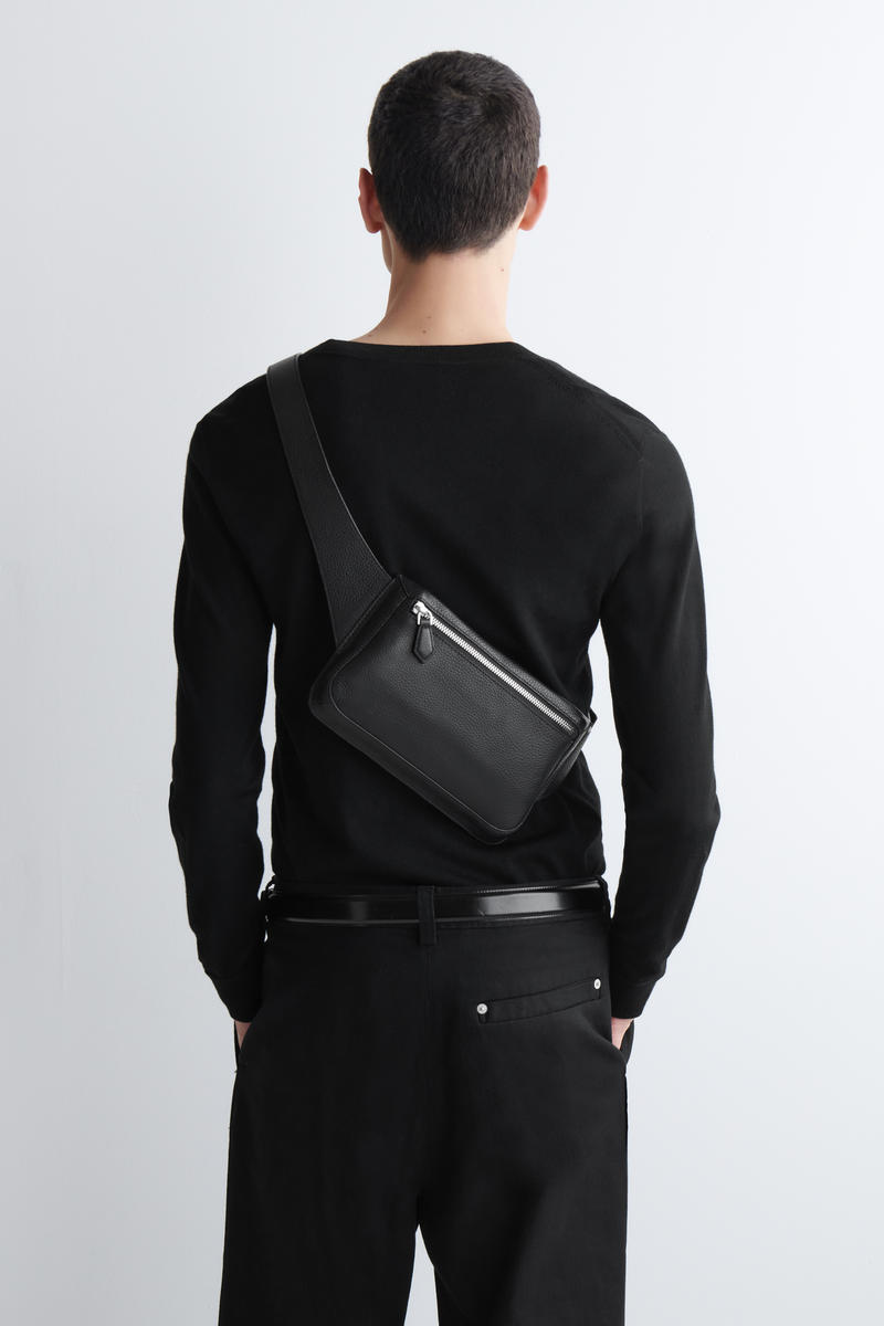 COS BRUNSWICK ベルトバッグ - クロコ調スエード