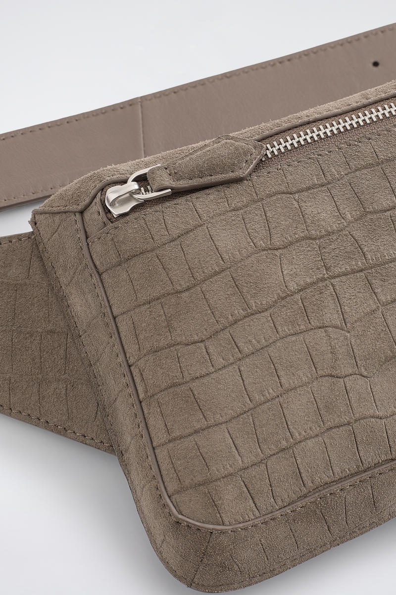 COS BRUNSWICK ベルトバッグ - クロコ調スエード