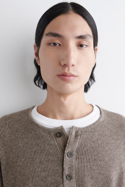 COS ニットメリノヤクヘンリートップ