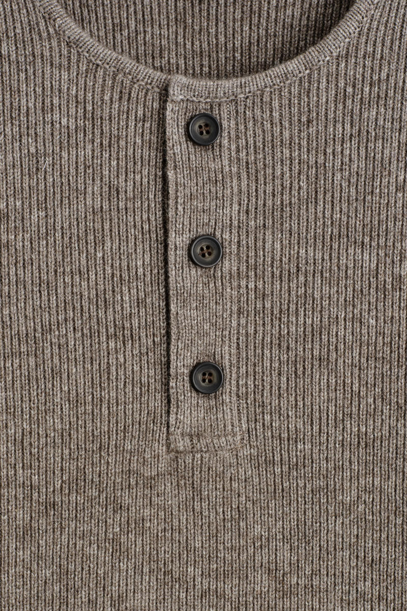 COS ニットメリノヤクヘンリートップ