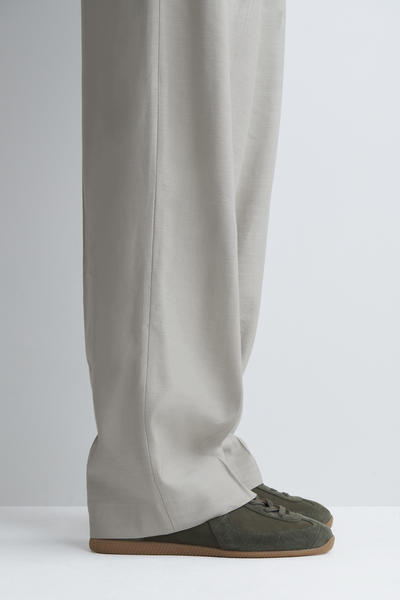 COS ヌバック＆スエード素材のスニーカー