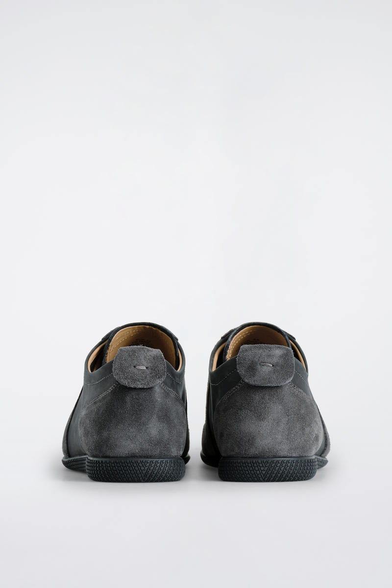 COS ヌバック＆スエード素材のスニーカー