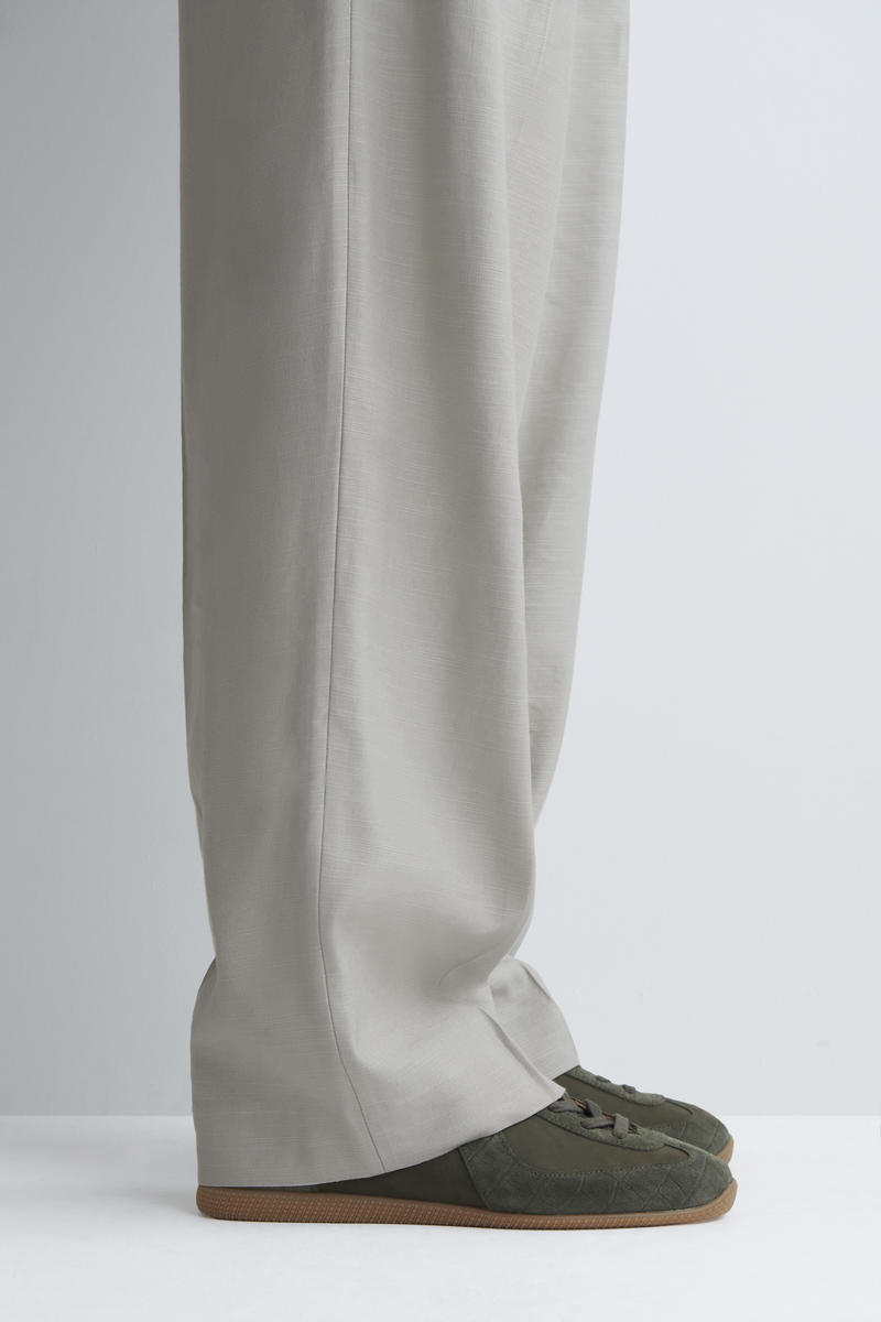 COS ヌバック＆スエード素材のスニーカー