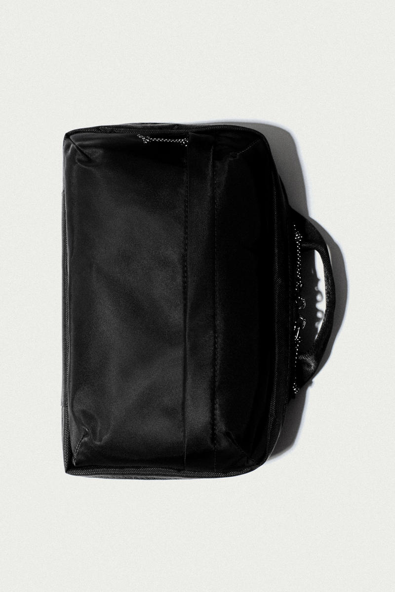 COS ナイロン製トラベルウォッシュバッグ