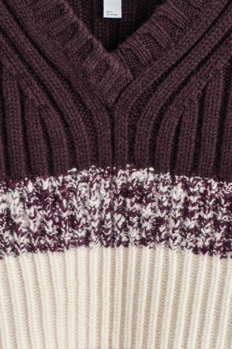 COS テクスチャードメリノウールVネックセーター