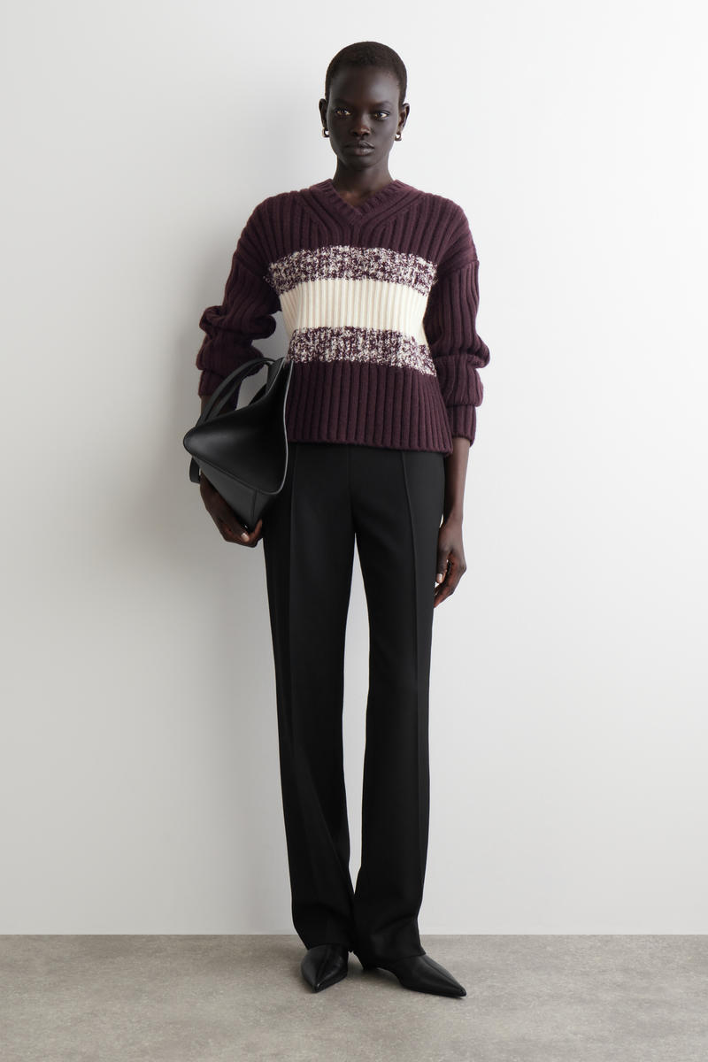 COS テクスチャードメリノウールVネックセーター