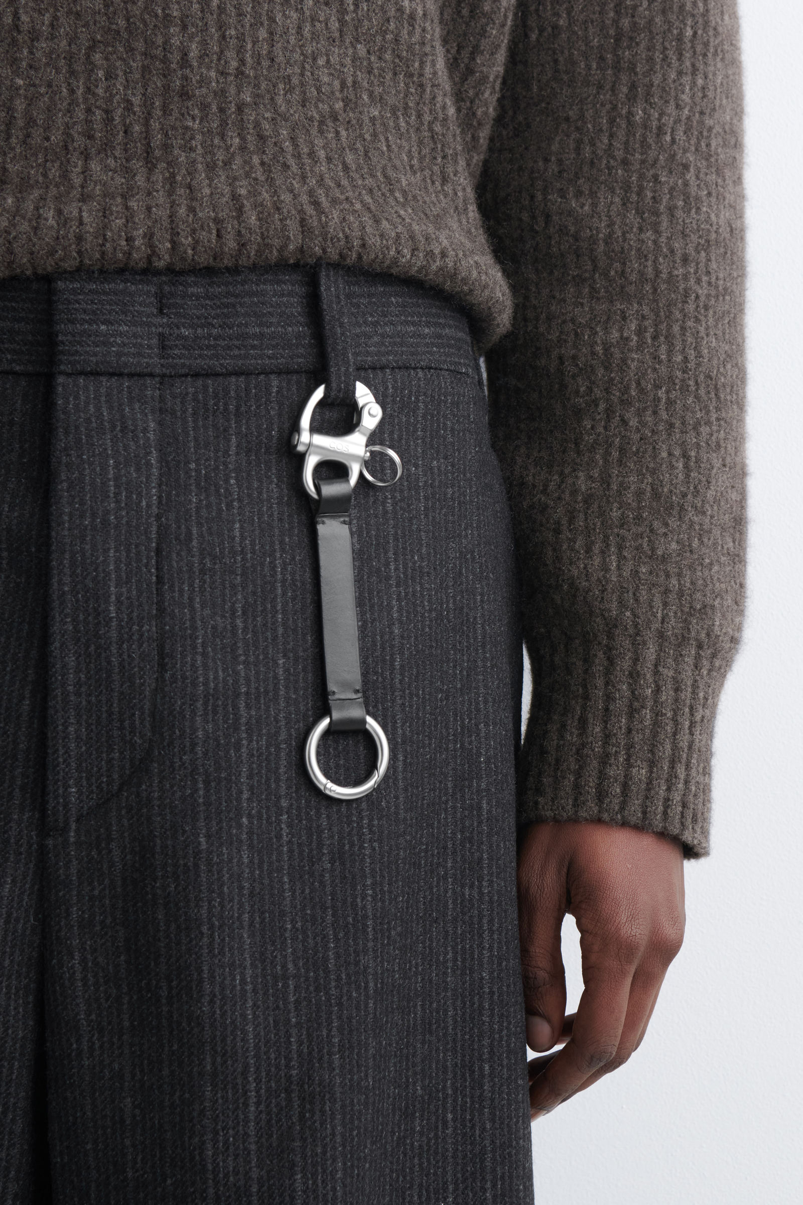 DOUBLE-ENDED LEATHER LANYARD 両端レザーストラップ ブラック｜COS