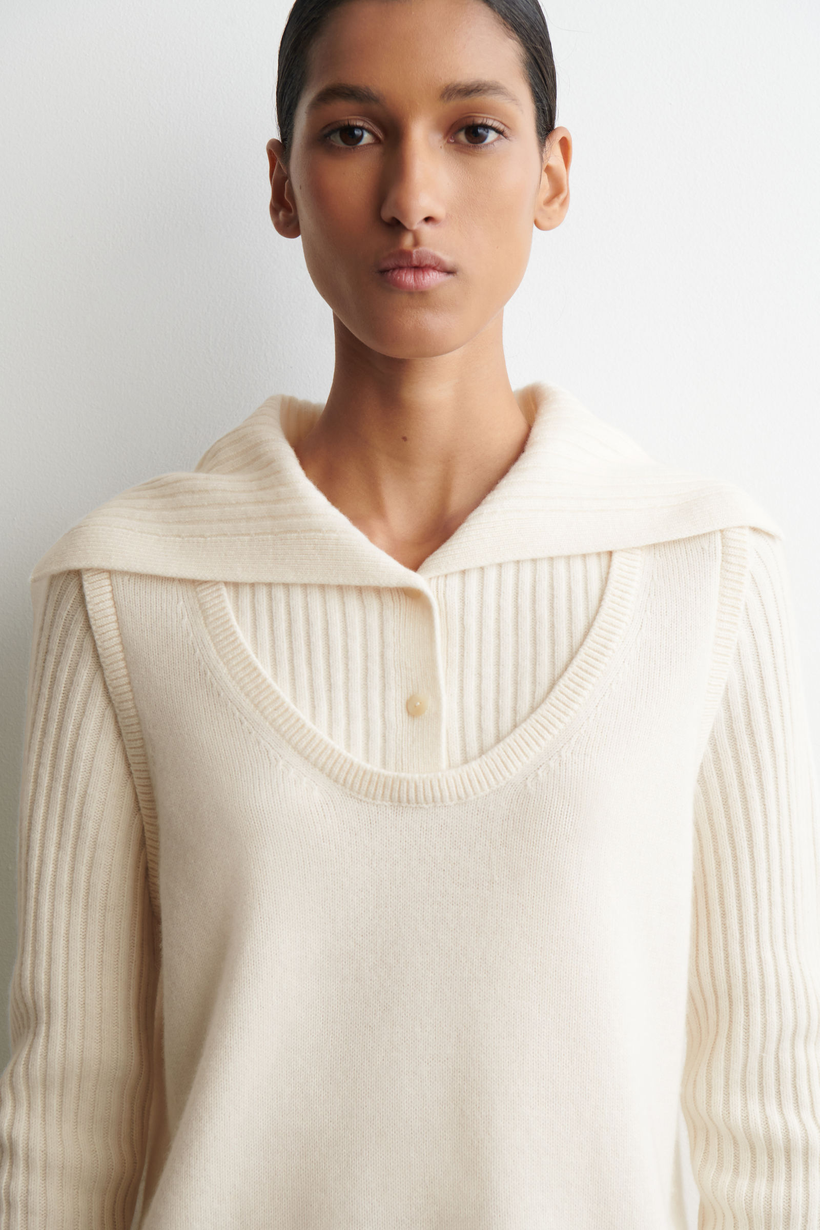 COS ホワイト レイヤードメリノウールセーター アイボリー LAYERED MERINO WOOL JUMPER レイヤードメリノウールセーター