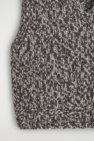 COS フレックチャンキーニットベスト