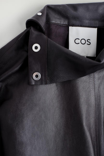 COS レザーファンネルネックトップ