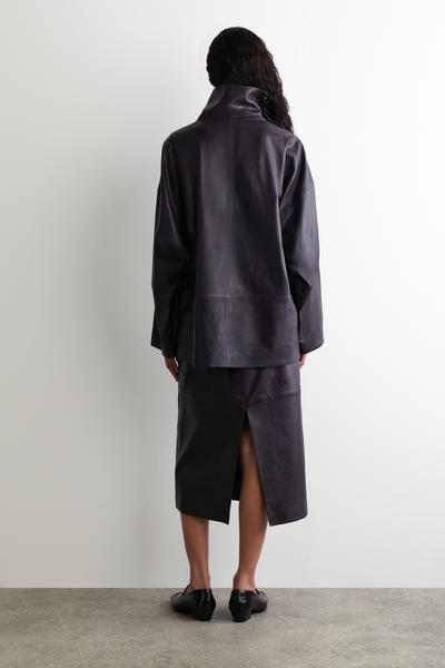 COS レザーファンネルネックトップ