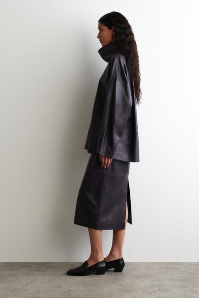 COS レザーファンネルネックトップ