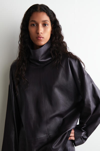 COS レザーファンネルネックトップ