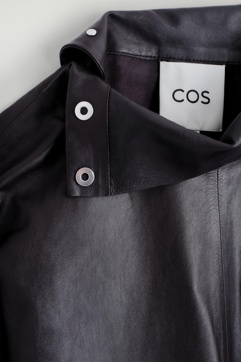 COS レザーファンネルネックトップ