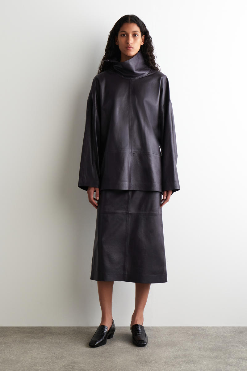 COS レザーファンネルネックトップ