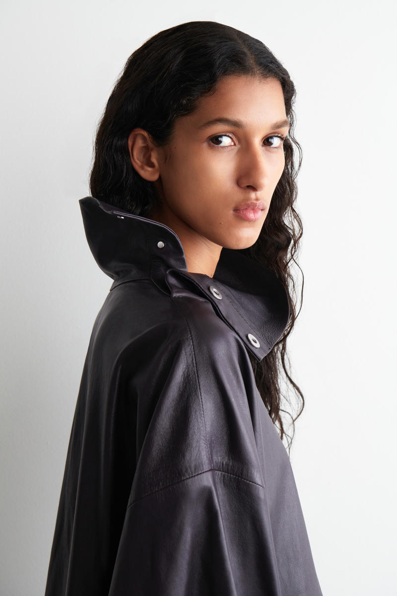 COS レザーファンネルネックトップ